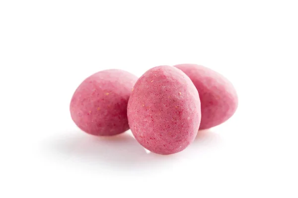 Tumpukan almond manis merah muda terisolasi pada backgroun putih — Stok Foto