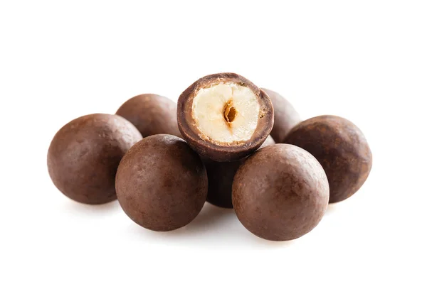 Куча сахарных орехов драже в шоколаде изолированы на белом — стоковое фото