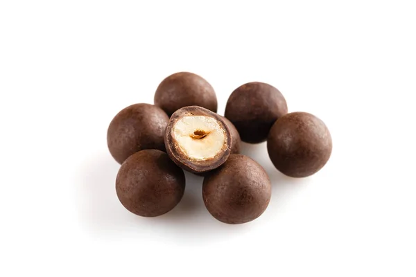 Montón de avellanas azucaradas dragees en chocolate aislado en blanco — Foto de Stock