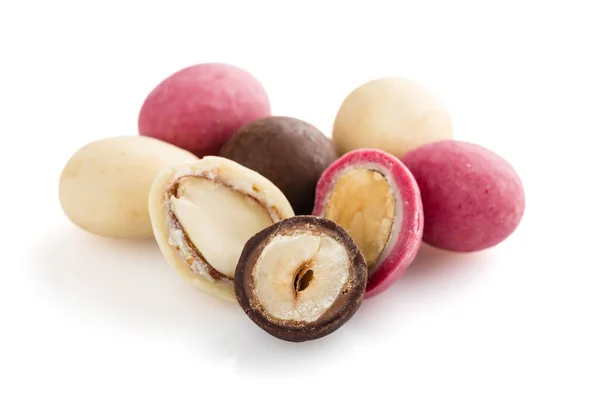 Tumpukan almond manis dan hazelnut dragees di isola cokelat — Stok Foto