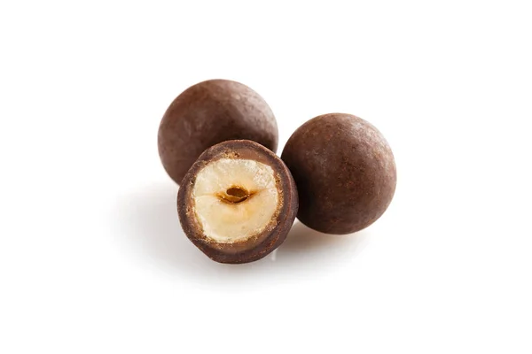 Montón de avellanas azucaradas dragees en chocolate aislado en blanco — Foto de Stock