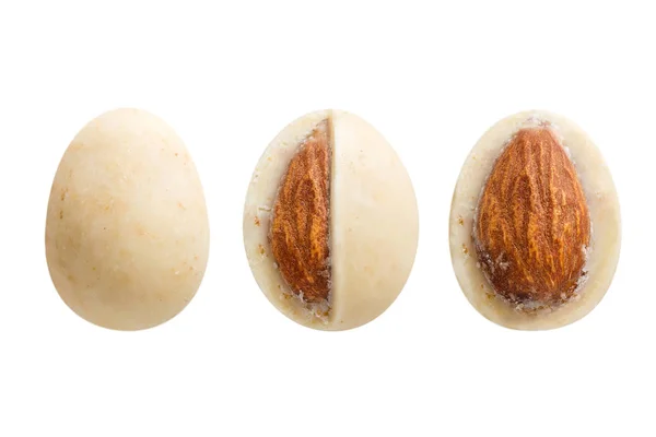 Dragee de almendras azucaradas en chocolate blanco aislado en respaldo blanco — Foto de Stock