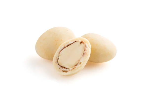 Tumpukan almond manis terisolasi pada latar belakang putih — Stok Foto