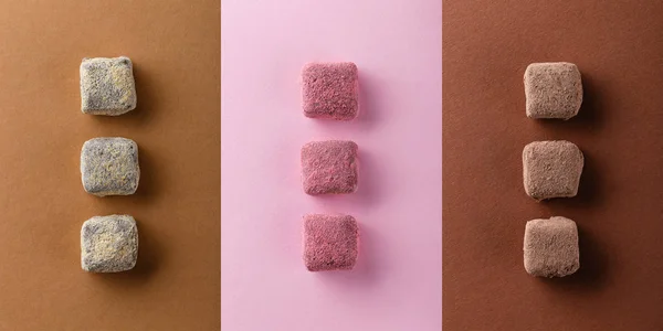 Vue du dessus des truffes au chocolat faites à la main sur fond coloré — Photo