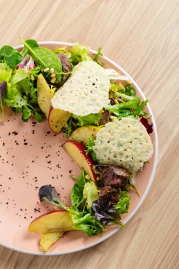 Mix salatası elma ve kızarmış karaciğer Üstten Görünüm