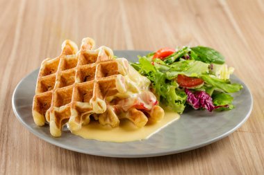 Hardal sos ve salata ile kokulu Belçika waffle