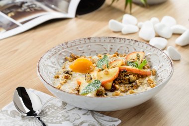 Karamelize elma ile tahıl (yulaf ezmesi)