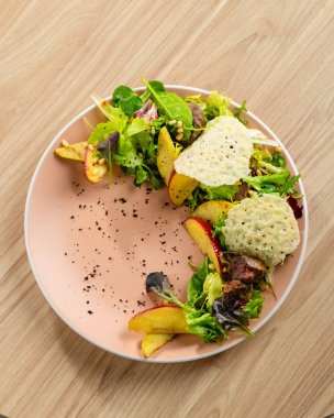 Mix salatası elma ve kızarmış karaciğer Üstten Görünüm