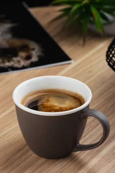 Heißer Amerikanischer Kaffee in grauer Tasse auf dem Tisch — Stockfoto