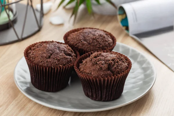 Frisch gebackene Schokoladenmuffins auf grauem Teller — Stockfoto