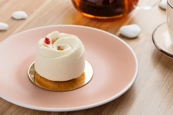 Mini-Moussegebäck-Dessert mit weißer Schokolade überzogen — Stockfoto