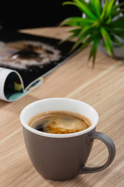 Café americano quente em copo cinza na mesa — Fotografia de Stock