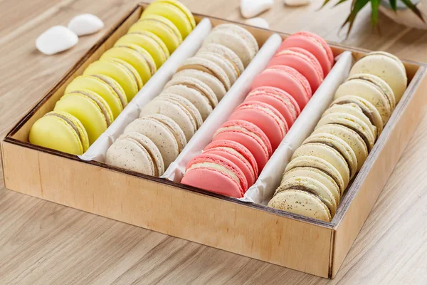 Ahşap kutusunda tablo renkli macaroons — Stok fotoğraf