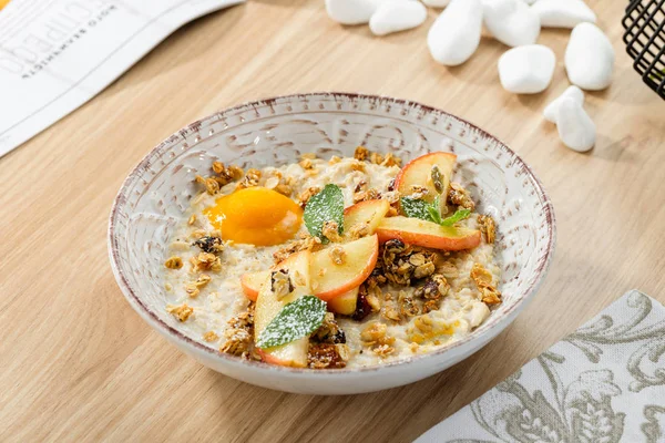 Cereal (oatmeal) with caramelized apple — Stock Photo, Image
