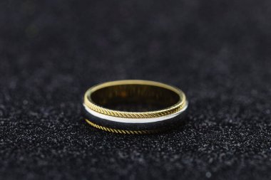 Siyah zemin üzerine altın ve gümüş yüzük