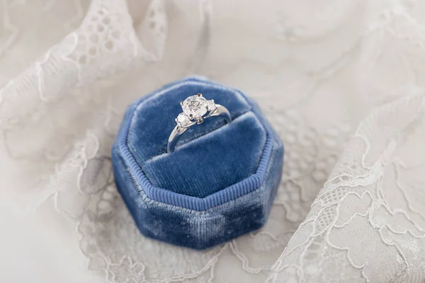 Biały Złote obrączki z diamentami w blue vintage velvet r — Zdjęcie stockowe