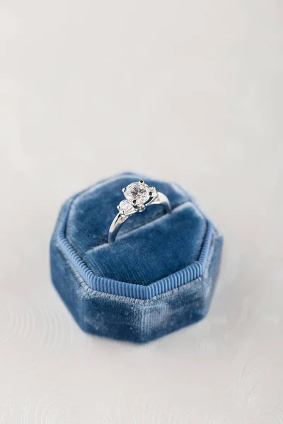 Biały Złote obrączki z diamentami w blue vintage velvet r — Zdjęcie stockowe