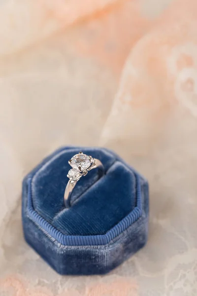 Anillo de boda de oro blanco con diamantes en terciopelo vintage azul r —  Fotos de Stock