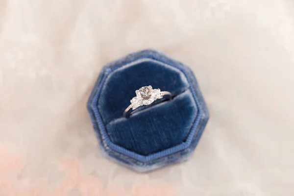 Белое золотое обручальное кольцо с бриллиантами в голубом винтажном бархате — стоковое фото