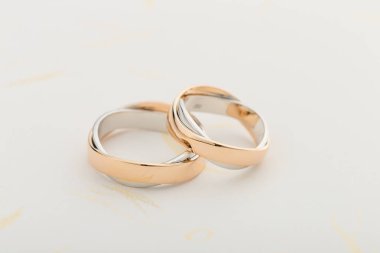 Beyaz zemin üzerine altın ve Gümüş Alyans