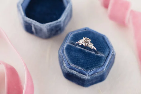 Anillo de boda de oro blanco con diamantes en terciopelo vintage azul b —  Fotos de Stock