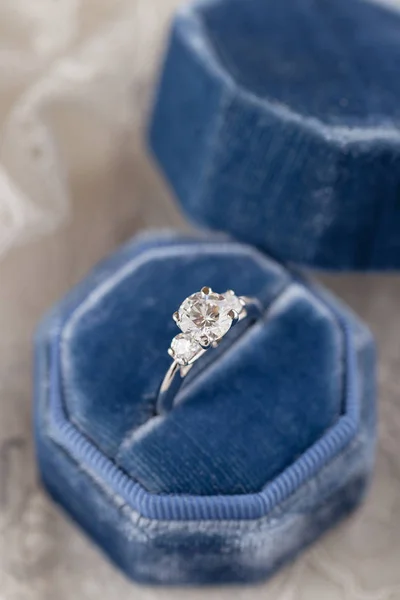 Anillo de boda de oro blanco con diamantes en terciopelo vintage azul r —  Fotos de Stock