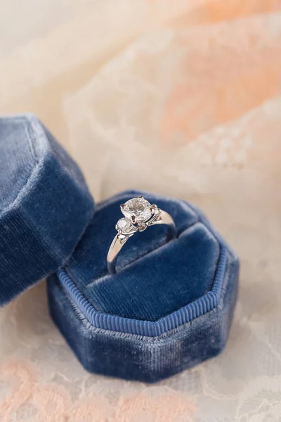 Λευκό χρυσό δαχτυλίδι αρραβώνων με διαμάντια σε μπλε βελούδο της εκλεκτής ποιότητας r — Φωτογραφία Αρχείου