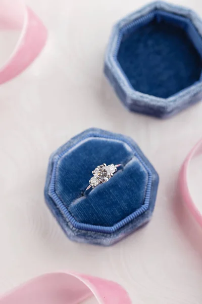 Anello da sposa bianco dorato con diamanti in velluto blu vintage b — Foto Stock