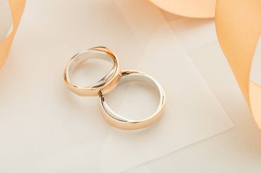 İki Gül ve beyaz altın alyans pastel arka plan üzerinde