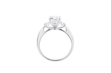 Elmas alyans beyaz bir arka plan üzerinde izole