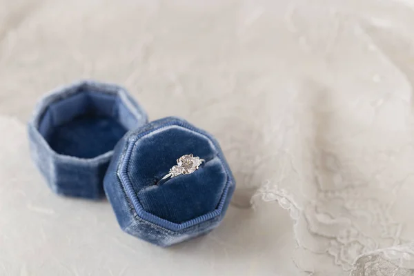 Λευκό χρυσό δαχτυλίδι αρραβώνων με διαμάντια σε μπλε βελούδο της εκλεκτής ποιότητας r — Φωτογραφία Αρχείου