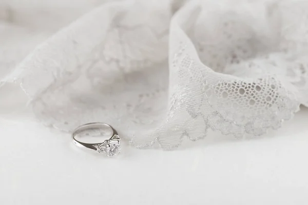 Λευκό χρυσό δαχτυλίδι αρραβώνων με διαμάντια σε λευκό φόντο με l — Φωτογραφία Αρχείου