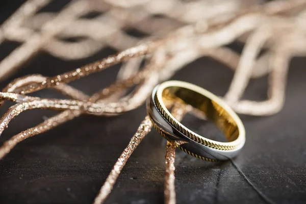 Anillo de plata y oro sobre fondo negro —  Fotos de Stock