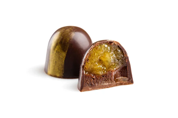 Вырезать роскошные конфеты ручной работы с шоколадом ганач и цитрусовые fr — стоковое фото