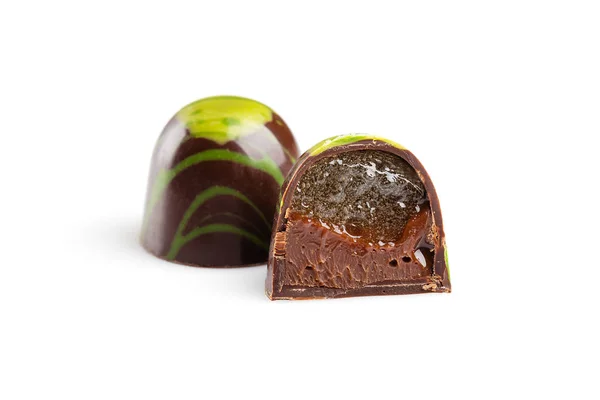 Tagli il bonbon fatto a mano di lusso con ganache di cioccolato e gelatina di frutta — Foto Stock