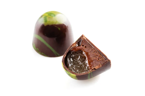 Tagli il bonbon fatto a mano di lusso con ganache di cioccolato e gelatina di frutta — Foto Stock