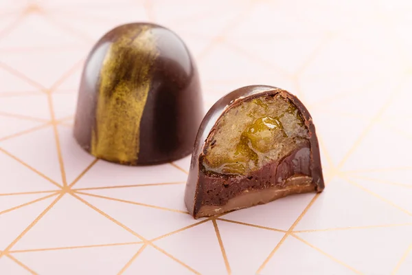 Taglia caramelle di lusso fatte a mano con ganache al cioccolato e agrumi frui — Foto Stock