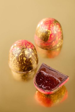 El yapımı çikolata ganache ve kırmızı lezzetli şekerle kesmek