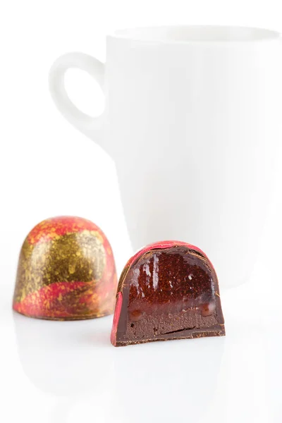 Вырезать конфеты ручной работы с шоколадом ганач и красной конфеты — стоковое фото