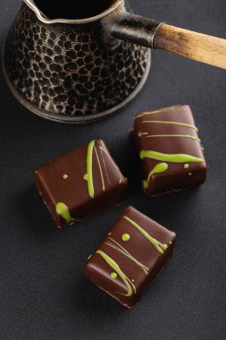 Lüks el yapımı çikolata şeker üzerinde yeşil sıçraması ile dekore edilmiş olan