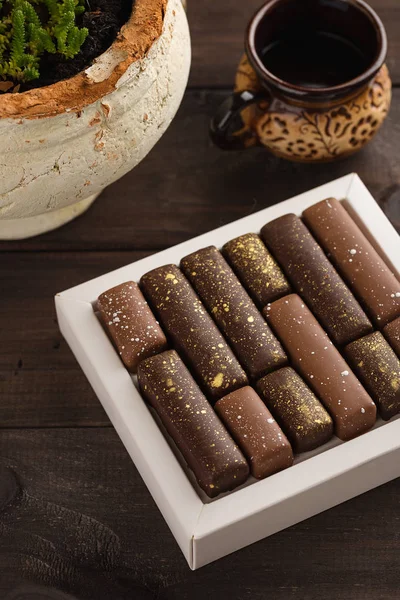 Set von Luxus-Schokoladenbonbons mit goldenen Spritzern in Box auf — Stockfoto