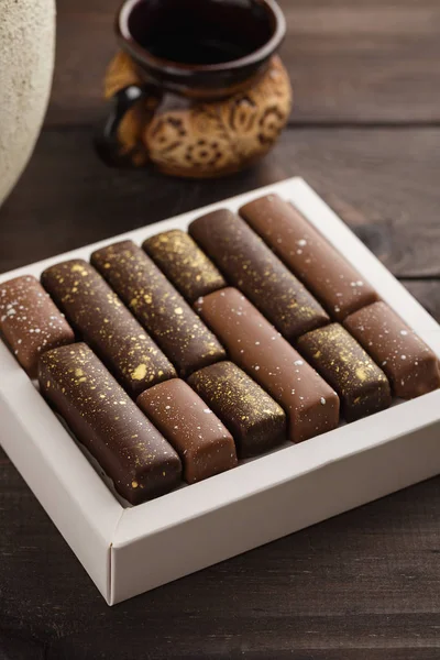 Doces Chocolate Feitos Mão Com Salpicos Dourados Caixa Fundo Madeira — Fotografia de Stock