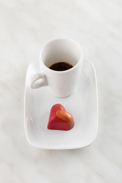Bonbons Chocolat Faits Main Forme Coeur Rouge Sur Une Assiette — Photo