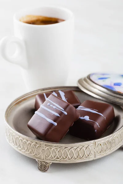 Bonbons Chocolat Faits Main Décorés Avec Des Éclaboussures Violettes Sur — Photo