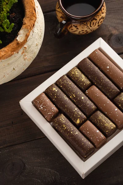 Draufsicht Auf Handgemachte Schokoladenbonbons Mit Goldenen Spritzern Schachtel Auf Holzhintergrund — Stockfoto