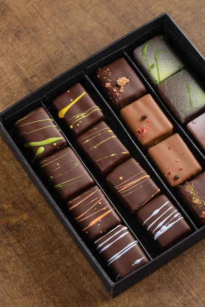 Set Handgefertigter Bonbons Einer Geschenkbox Auf Holzgrund Exklusive Schokoladenbonbons Produktkonzept — Stockfoto