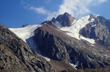 Kazakistan 'ın güneyindeki Zailiysky Alatau dağlarının kar örtüleri.