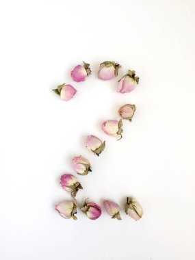 2 numara, beyaz arka planda narin pembe güllerden oluşuyor.