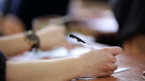 Estudiantes adolescentes de secundaria en el escritorio — Vídeo de stock