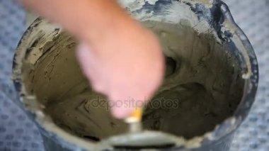 Çimento karıştırma inşaat işçisi